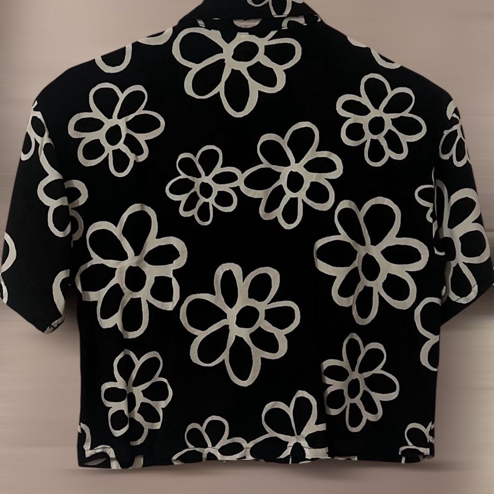 Forever 21 Black and White Floral Button Down Shirt - Picture 2 of 4